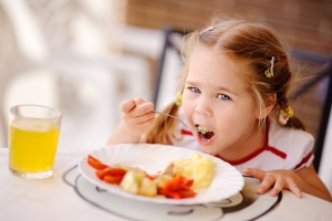 nene-comiendo-plato